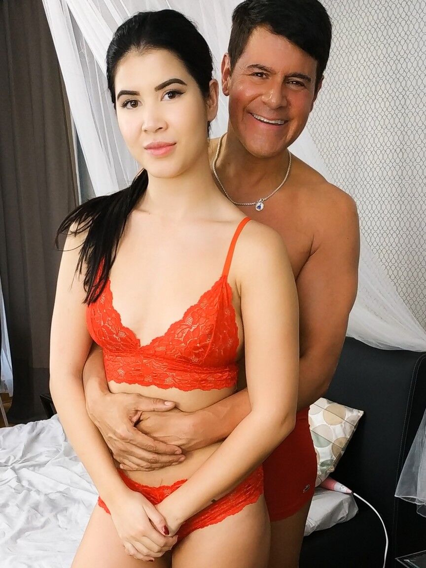 13P A bela de cabelos escuros Lady Dee ostenta um creampie graças a Porno Dan