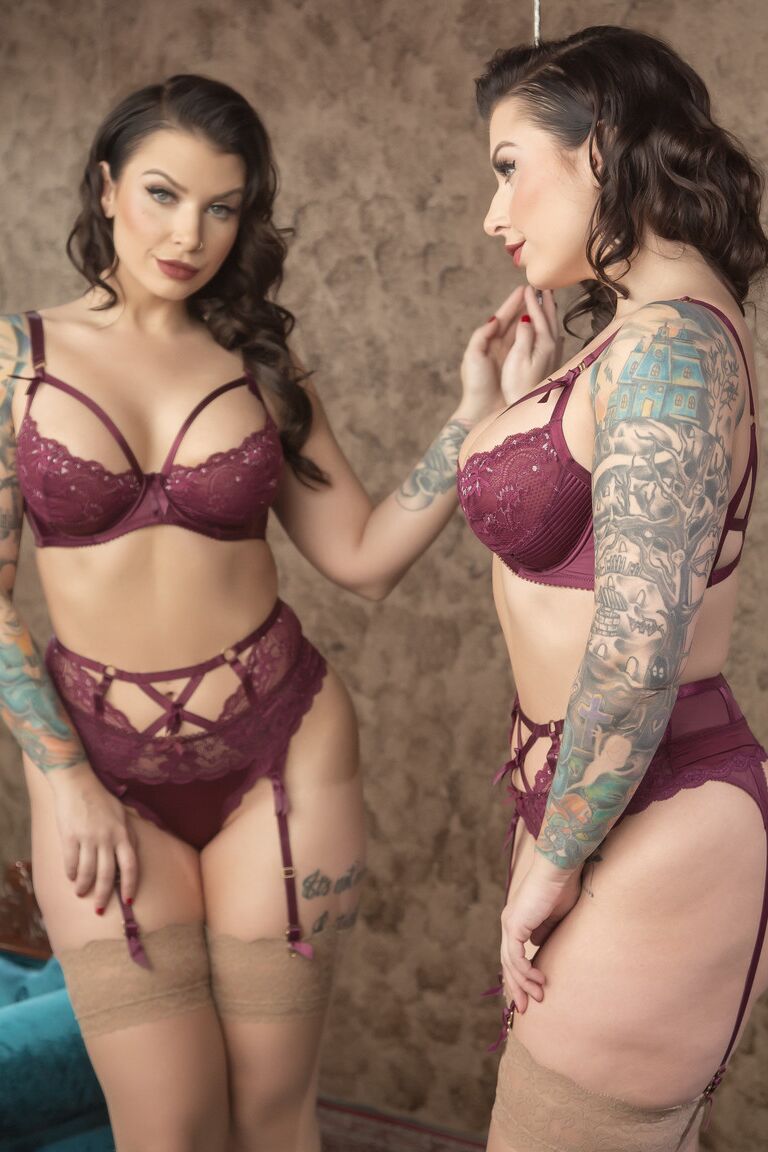 21P Inked MILF Ivy Lebelle expõe seus seios grandes e se masturba em lingerie