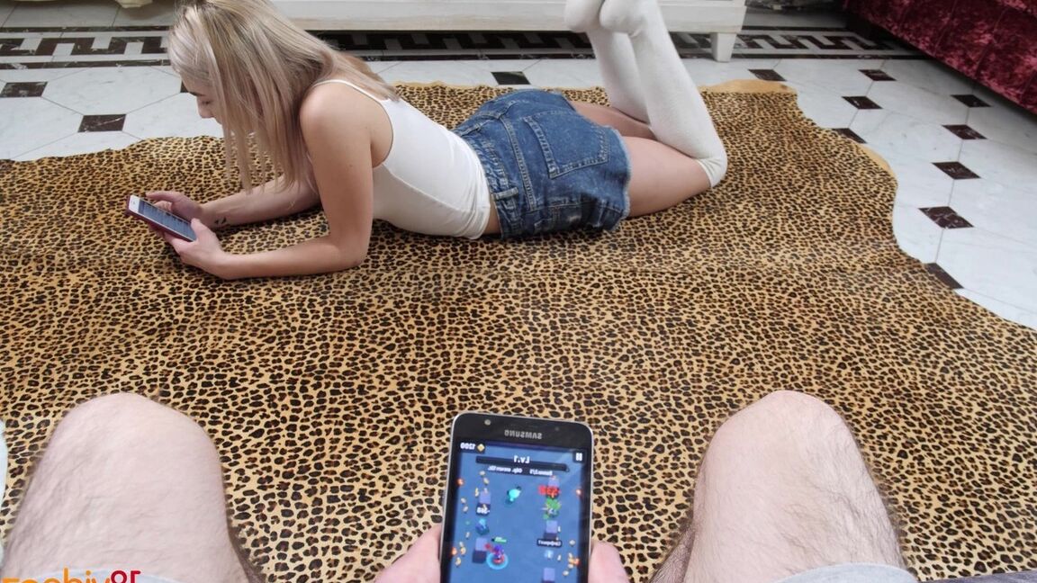 15P Loira excitada provoca o rapaz até ele guardar o telefone