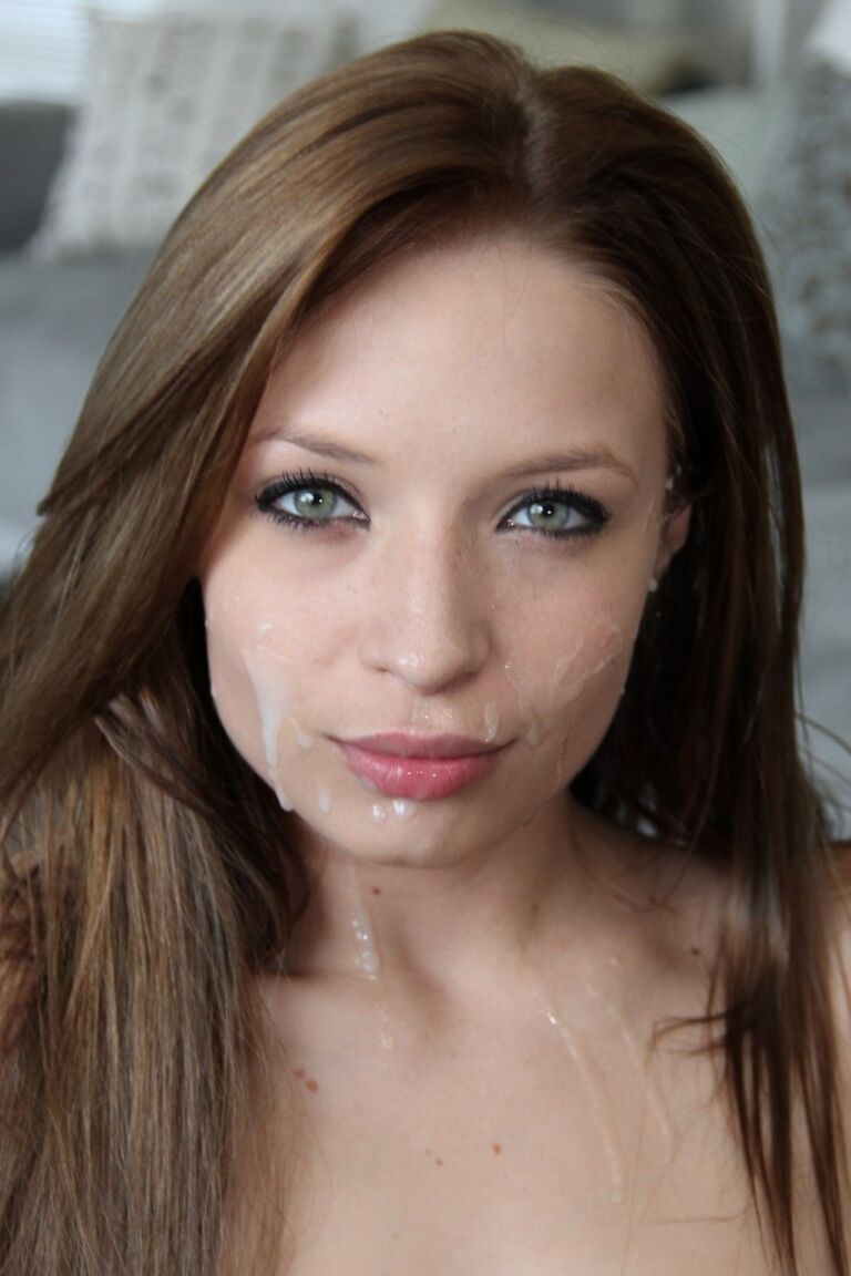 21P La blonde sexy Alyssa Branch donne une branlette à son homme en POV