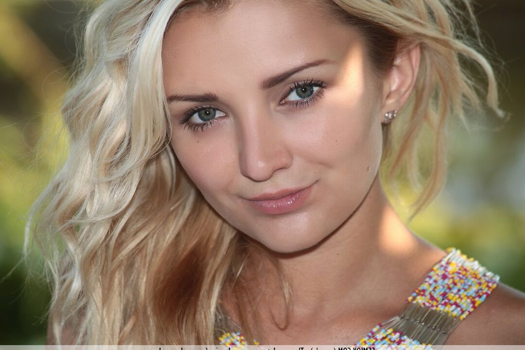 16P La blonde sexy Dunia travaille son cul serré alors qu'elle est totalement nue dans un jardin