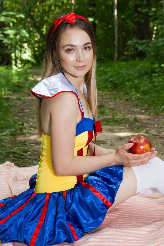 20P La charmante adolescente Avery enlève sa tenue de cosplay pour se mettre nue dans les bois