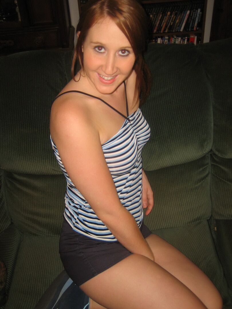 12P La zorra adolescente cachonda Ruby se quita las bragas de Superman y comienza a tocarse los dedos