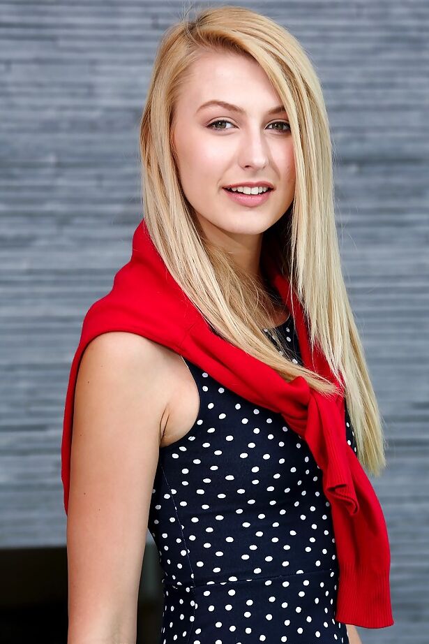 16P La jolie teen blonde Alexa Grace et son cul serré posent nues en extérieur