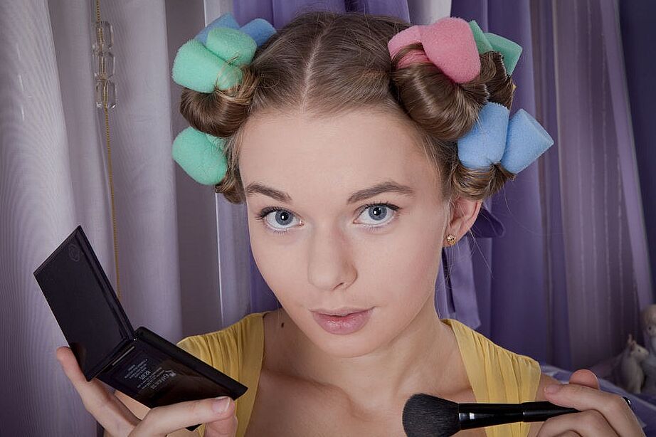 15P Die bezaubernde Teenagerin Milena D streichelt ihre gestutzte Muschi mit zu Locken gebundenen Haaren