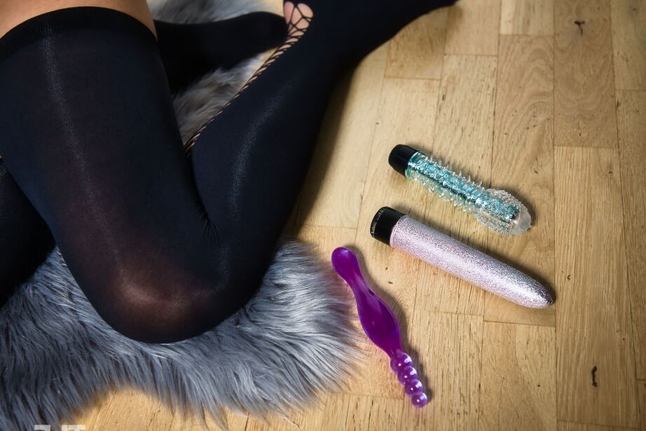 16P Das geile junge Mädchen Stacy Cruz masturbiert mit Spielzeug und trägt dabei sexy Strümpfe