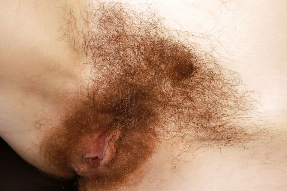 16P Die hässliche rothaarige MILF Velma zeigt vor der Kamera ihre superhaarigen Stellen