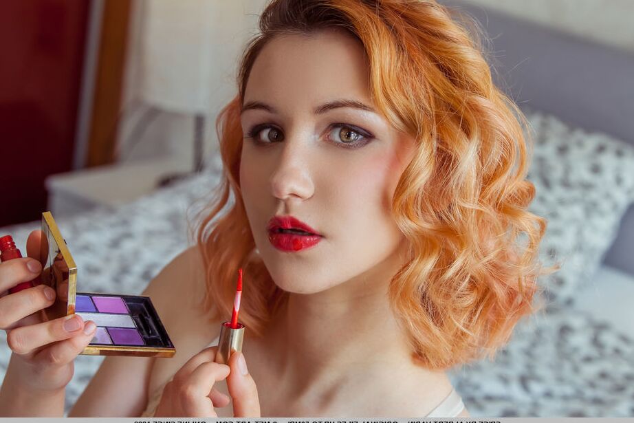 18P セクシーな赤毛のスパイスは、赤い唇をタッチアップした後、ナイロンを脱ぎます