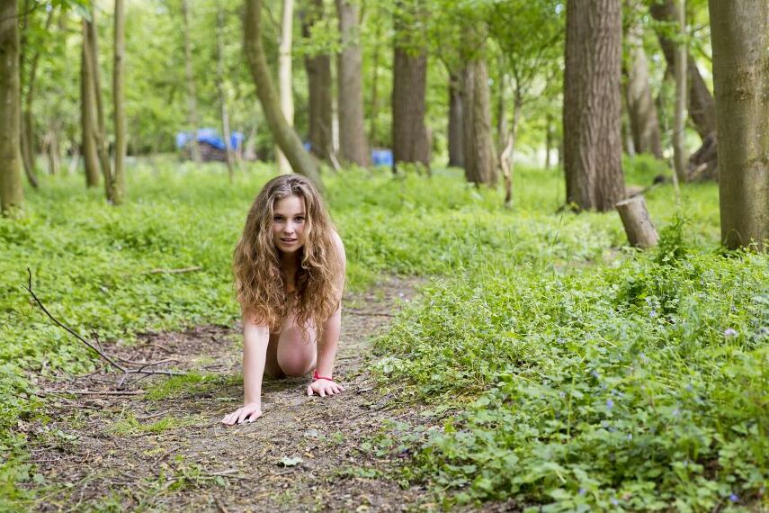 10P La chica solitaria Bunny Babe posa desnuda en un campo de agricultores