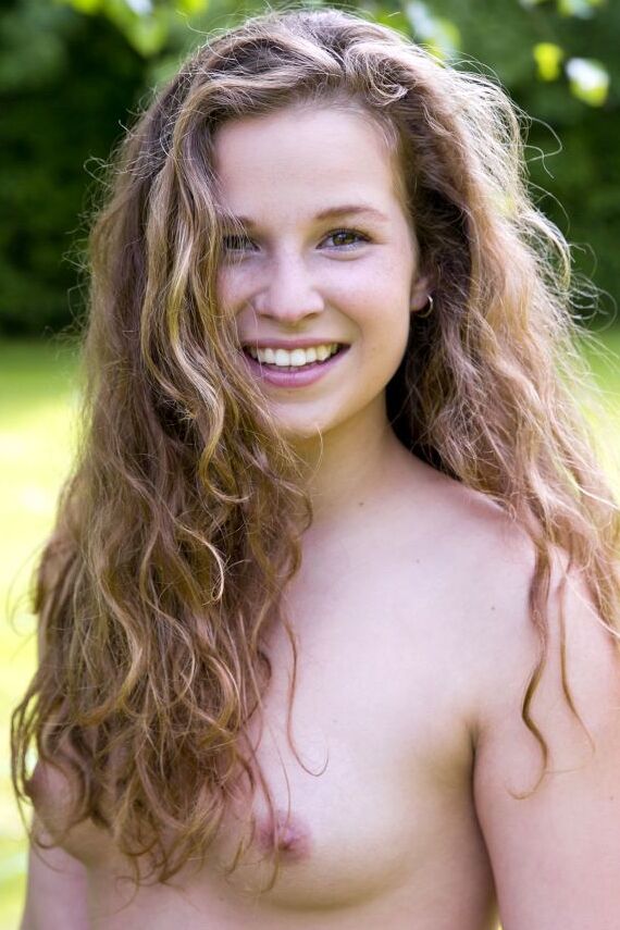 10P La chica solitaria Bunny Babe posa desnuda en un campo de agricultores