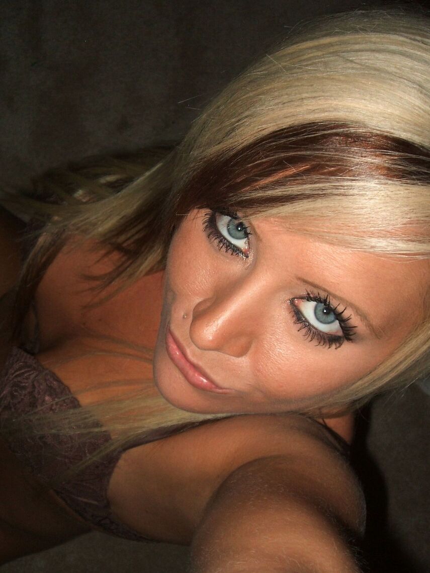 12P Monroe bends over showing off her tight perfect pussy