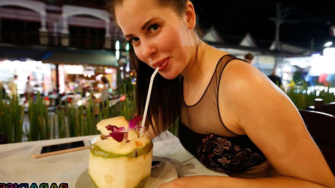 12P GF morena sexy con labios grandes drena la polla dura de todos sus jugos en su cara