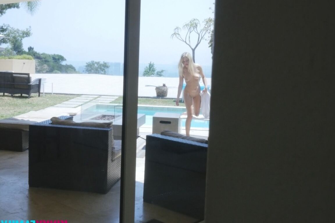 15P A adolescente loira Khloe Kapri ostenta uma porra cobrindo a língua depois de foder na cama