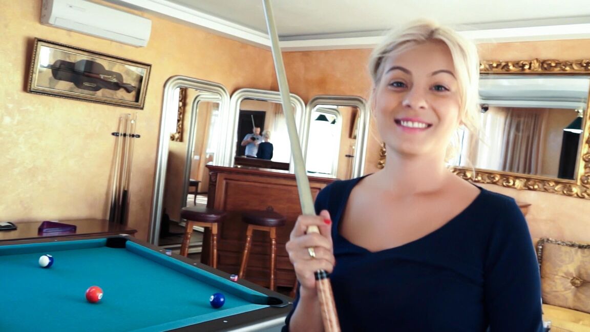 16P A linda loira Jasmine Rouge recebe a boca cheia de porra durante um boquete
