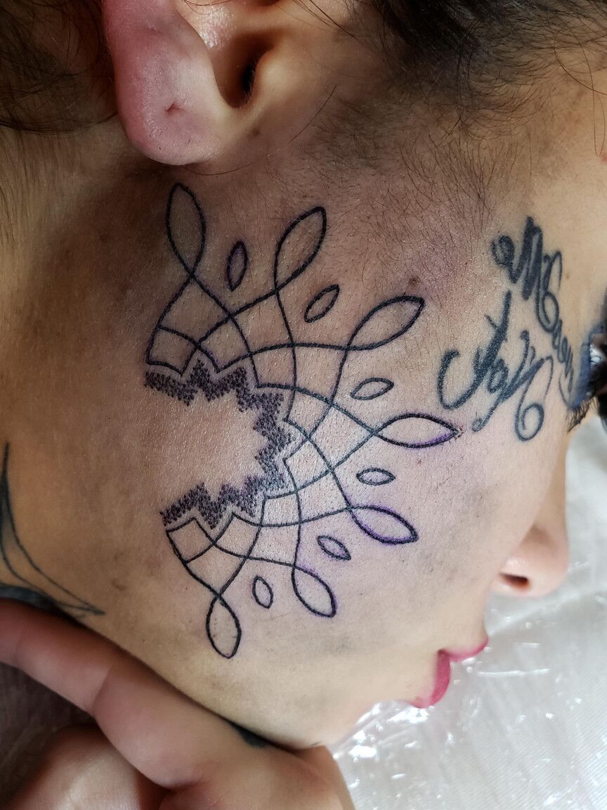 16P Inked female gets new artwork done while being fucked at the same time