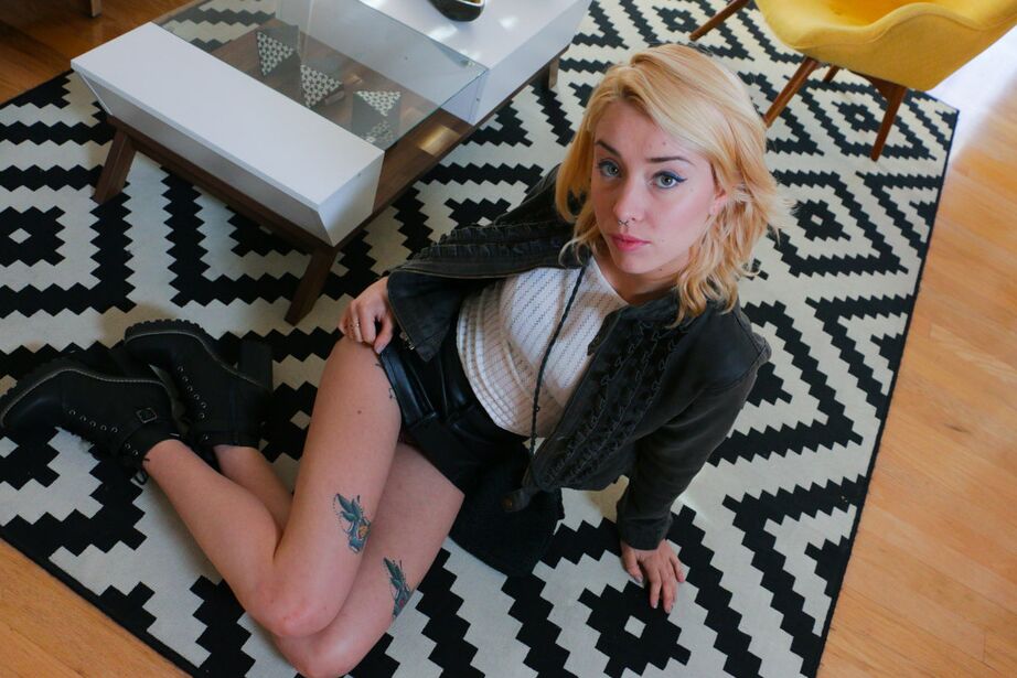 Die 16P blonde Amateurin Haley Reed lutscht auf ihren Knien einen langen Schwanz