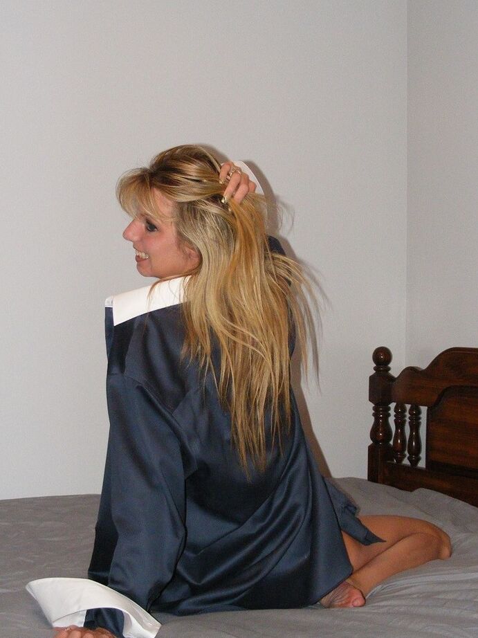 20P A adolescente loira Leggy Kissalissa chupa um pau depois de brincar com sua buceta na cama