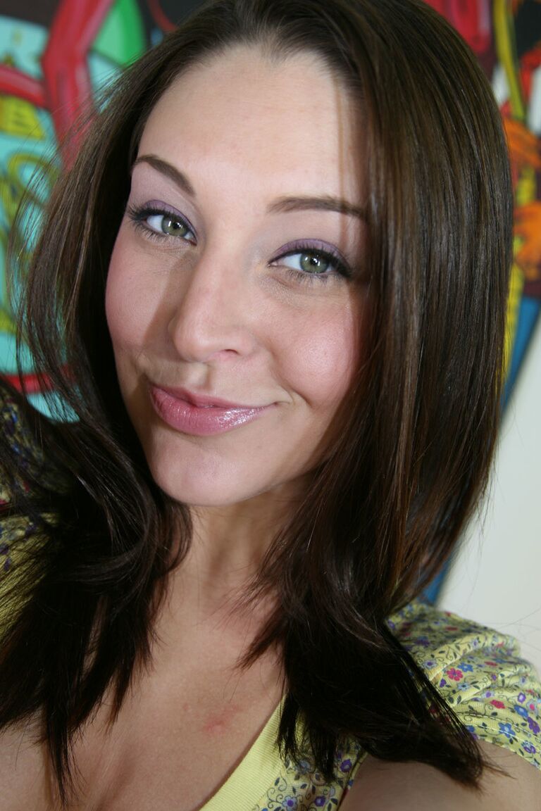 Die 15P-Brünette Gracie Glam zieht ihre Shorts aus und geht zum sexy POV-Schwanzlutschen