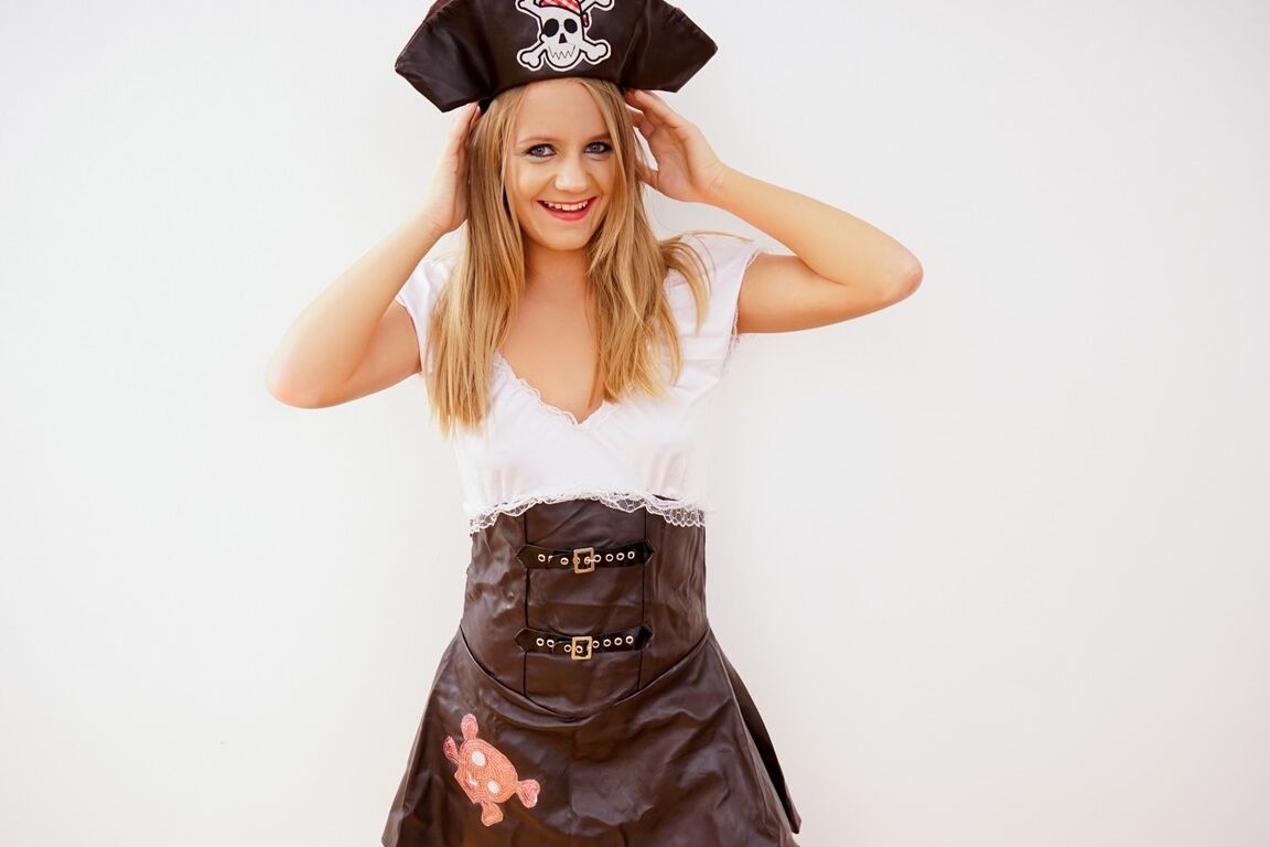 Die 15-jährige blonde Teenagerin Lucette Nice modelliert einen Piratenhut, bevor sie Sex mit ihrem Mann hat