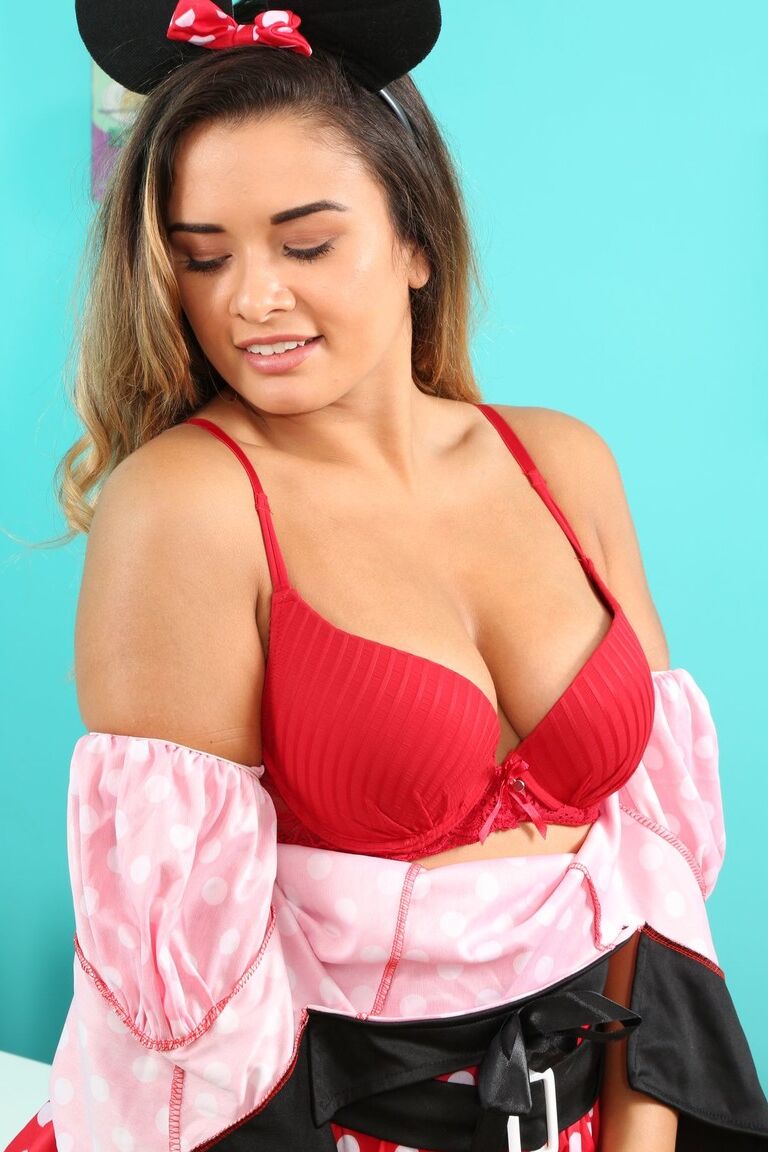 21P A garçonete peituda Danni B tira a fantasia de Minnie e posa de meia-calça
