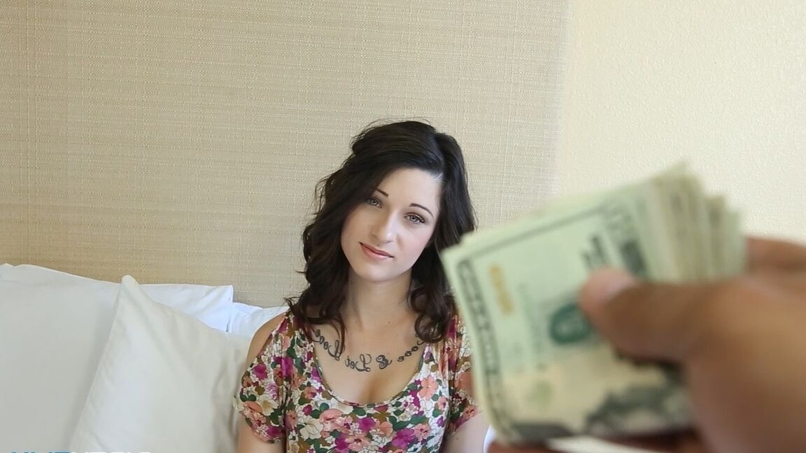 15P La joven amateur Lacy Channing luce un creampie después de tener sexo por dinero