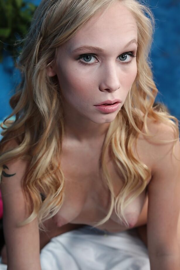 16P Dakota, jeune bombasse blonde, prend une chatte en levrette et laboure une grosse bite