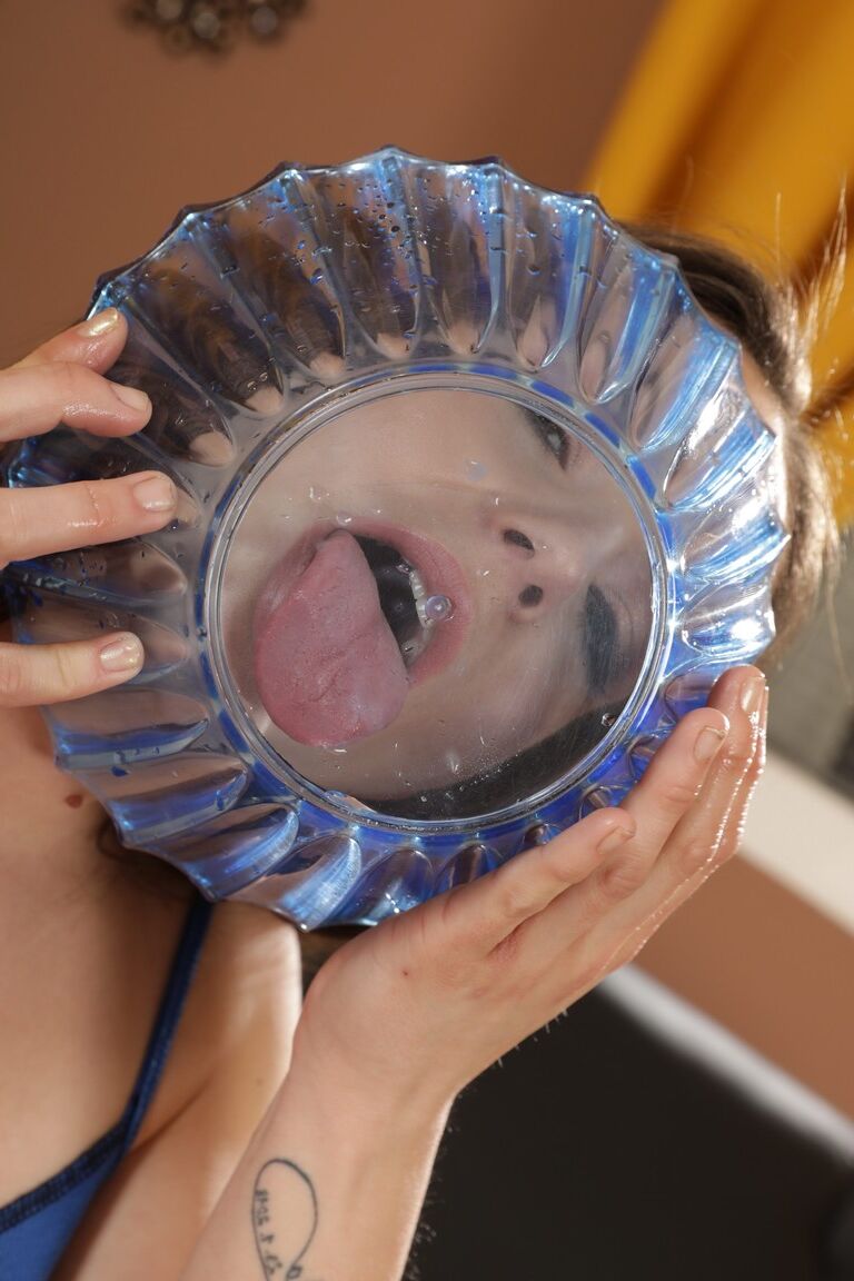 15P Wet And Pissy Lenna Ross toys a dildo and pees