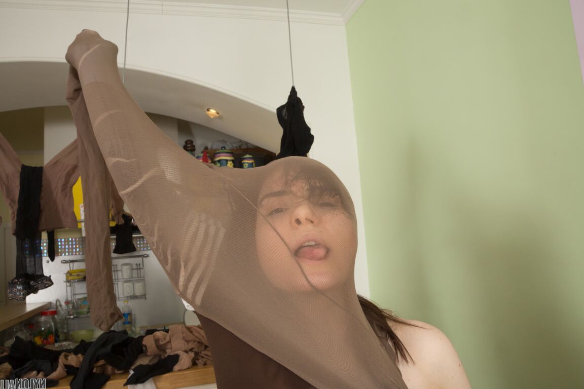 16P Nylon frenesi com a jovem Karmen 261 imagens