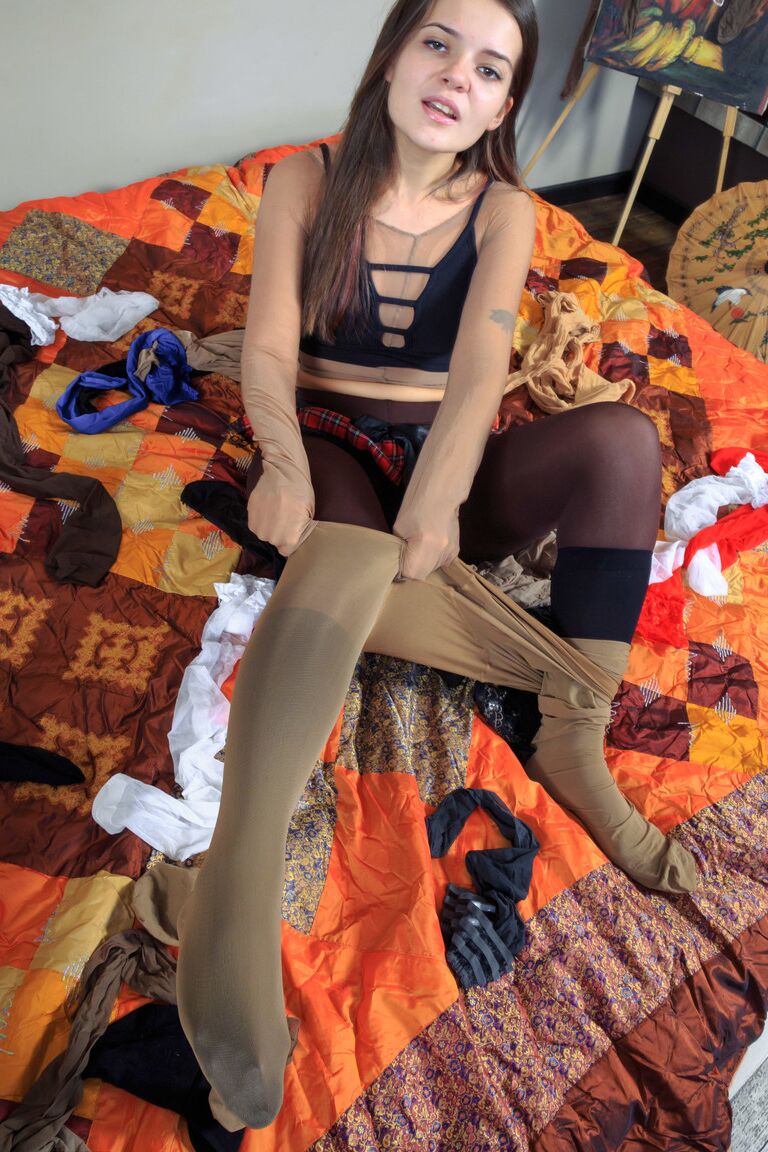 16P Wendy, fille solo, s'enveloppe de bas nylon et de collants sur un lit
