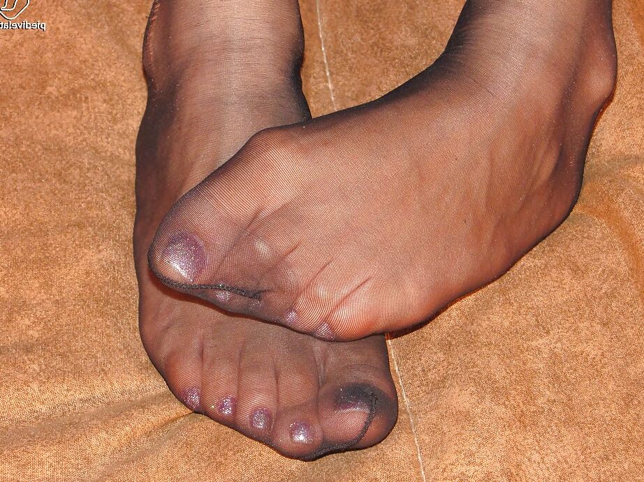 16P A deslumbrante menina morena Lucy está mostrando seus sapatos e pés vermelhos
