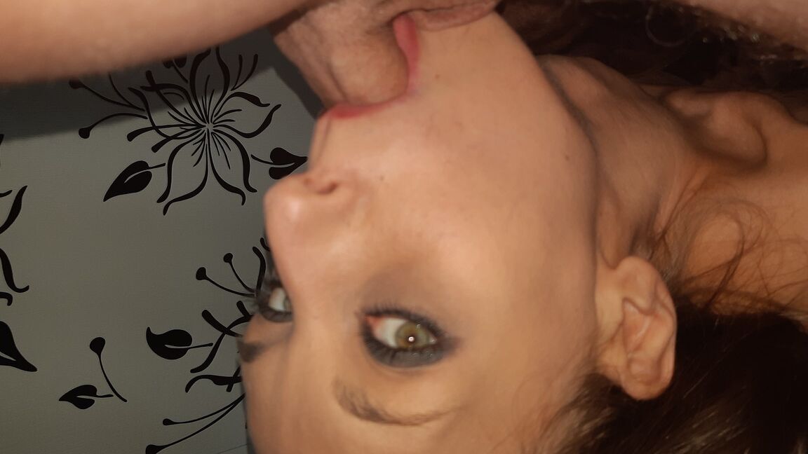 17P Salope amateur aux yeux sexy La coquine Adeline prend une éjaculation dans la bouche