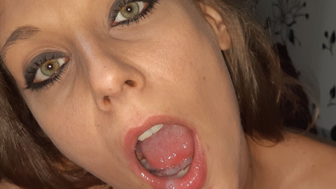 17P Salope amateur aux yeux sexy La coquine Adeline prend une éjaculation dans la bouche