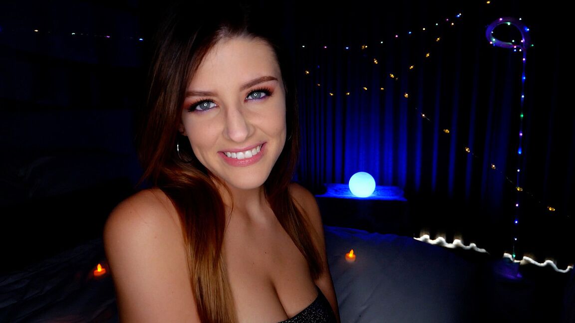 15P La jeune amatrice Michele James reçoit une gorgée de sperme pendant une relation sexuelle en POV