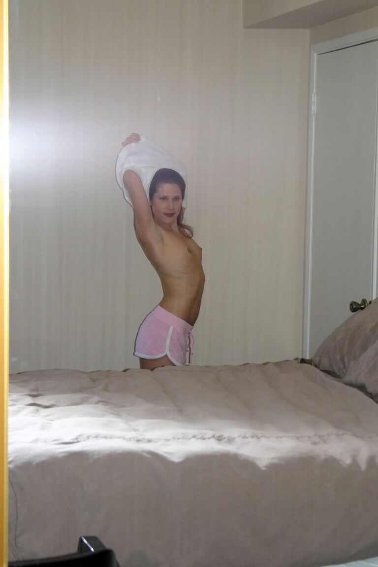 21P Small boobed MILF Makenzie Wilson tiras no quarto
