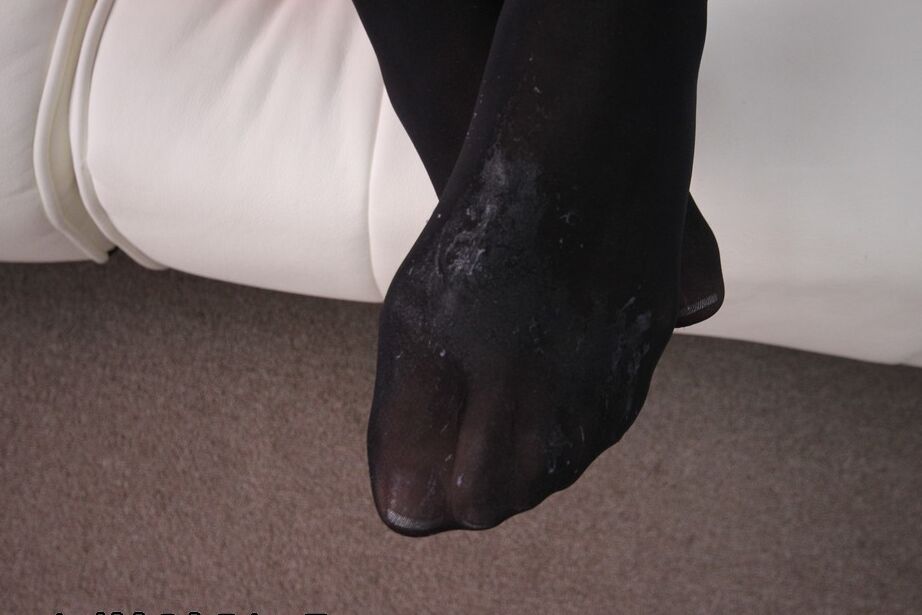 15P A garota branca Alice March dá um footjob em seu padrasto com meias pretas