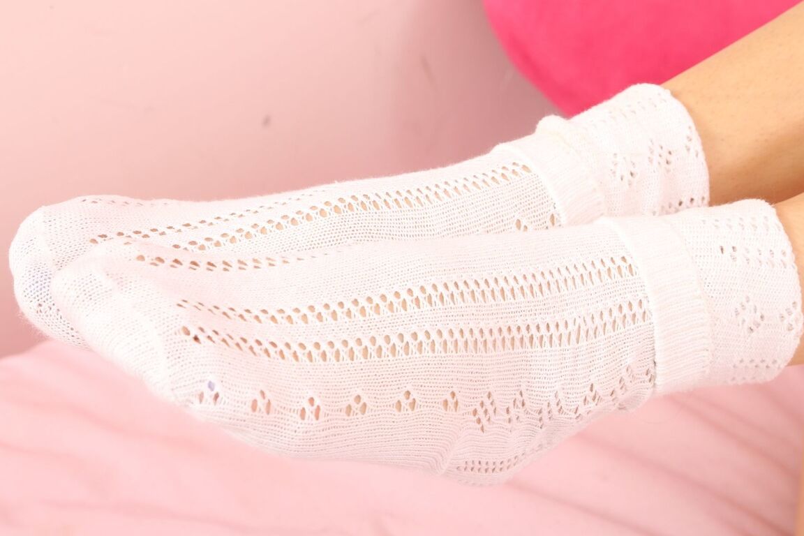 21P A sensual morena amadora Laura H tirando a roupa com meias brancas e calcinhas fofas