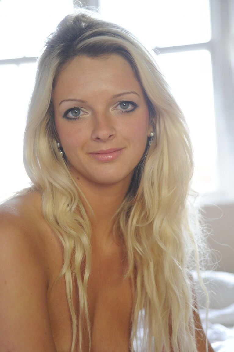 12P La blonde Zuziana enlève ses sous-vêtements en coton blanc pour être totalement nue.