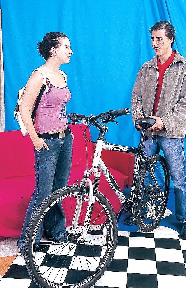 16P Die junge heiße Katerina zieht ihre Jeans aus und lässt sich von einem Schwanz vollstopfen