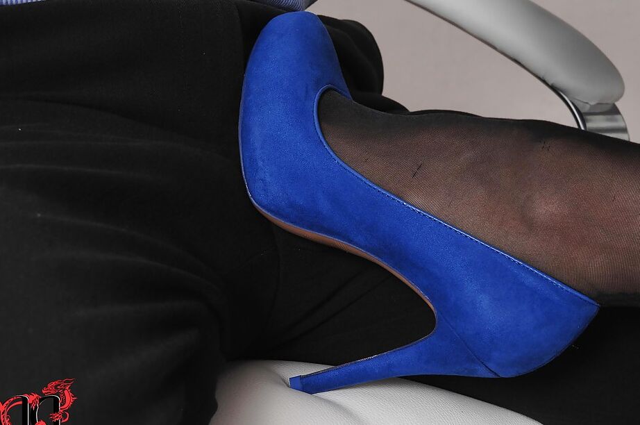 16P Une superbe fille de bureau en collants Minnie Manga fait un spectacle de fétichisme des pieds