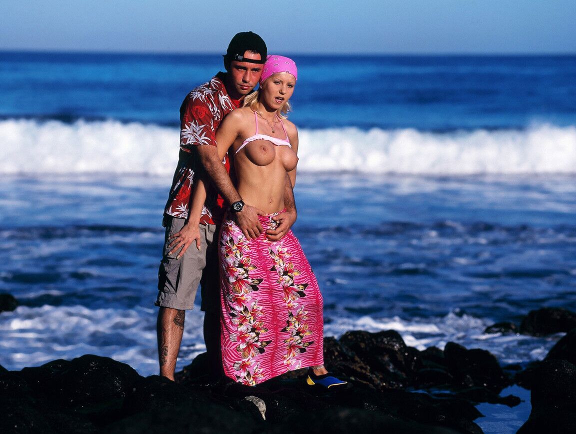 12P Chica rubia y su novio follan en la playa mientras están de vacaciones