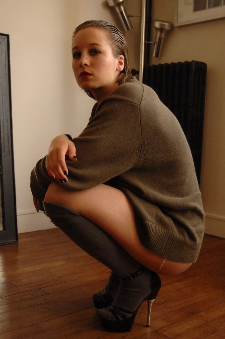 12P La chica francesa solitaria Sofia modela no desnuda en bragas blancas y calcetines hasta la rodilla