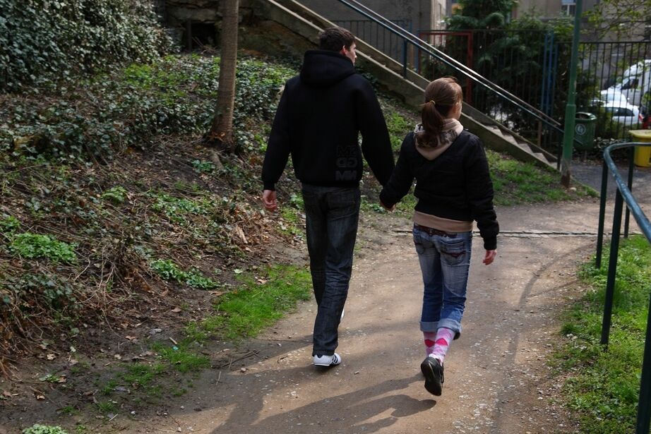 16P 若い赤毛がおさげをしたまま少年に処女を失う