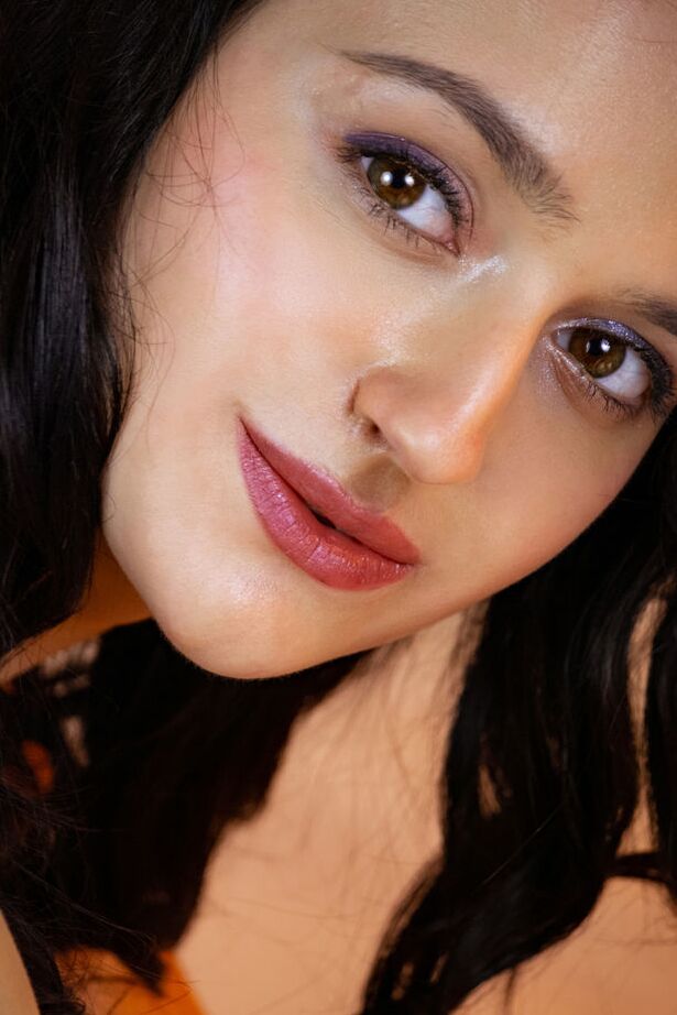 18P Anthea, une adolescente solo, enlève sa lingerie sexy et ses bas de nylon pour poser totalement nue.