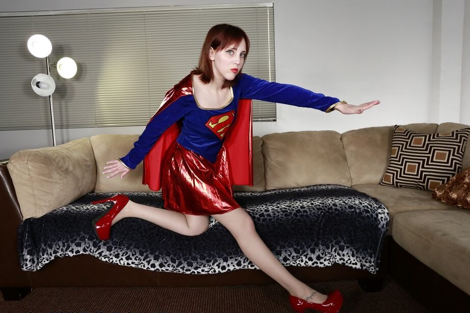 15P Nickey Huntsman se quita los tacones antes de una paja con los pies vestida de Supergirl