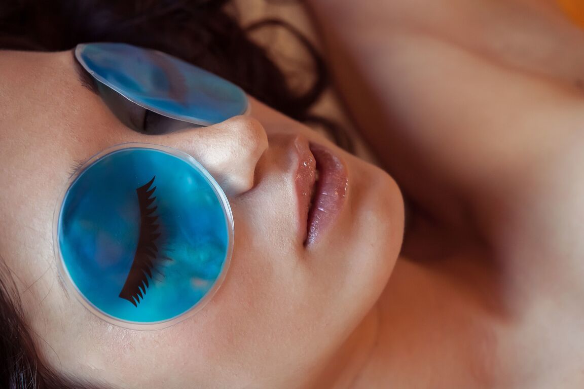 21P La hermosa joven Elyse muestra su gran culo y posa desnuda en su habitación