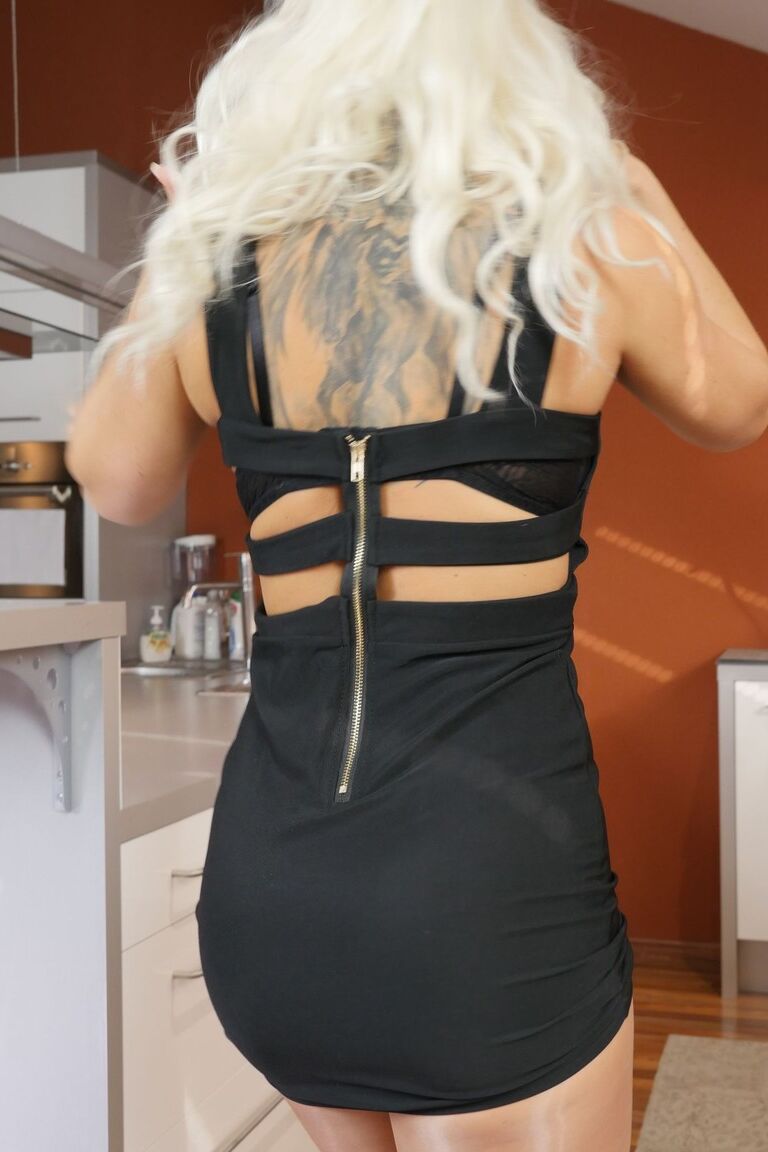 11P La rubia caliente Blanche Bradburry desnuda sus grandes tetas antes de una combinación de paja con los pies y mamada