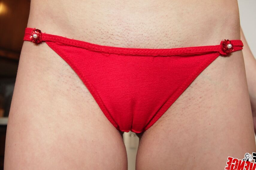 16P Loira delicada é pega e dá uma gozada na cooter raspada