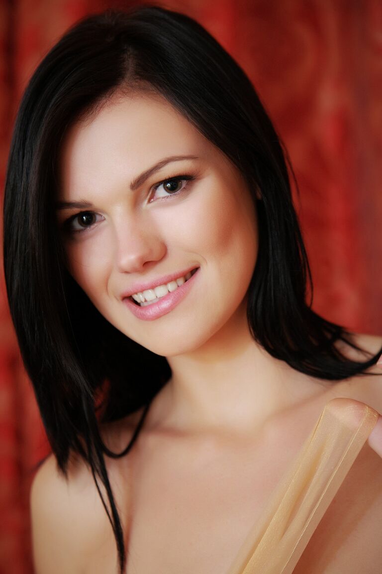 21P Glamorous brunette Nichole A exposes her succulent protruding labia