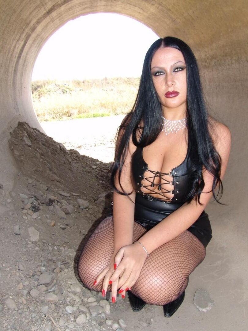 16P A mulher gótica Lady Angelina expõe seus peitos grandes em um canteiro de obras