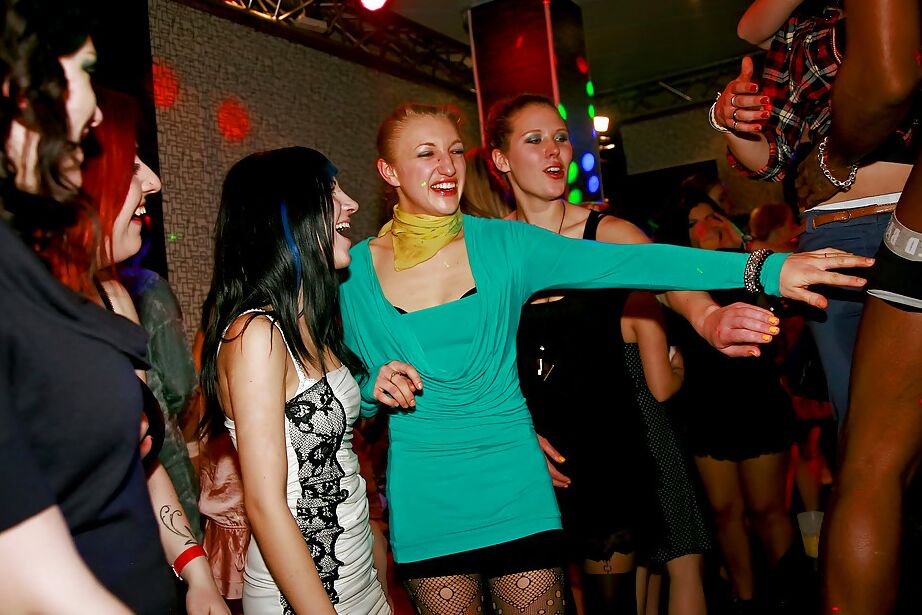 16P Lustvolle Amateur-Mädels toben sich auf der Party mit heißen Stripperinnen aus